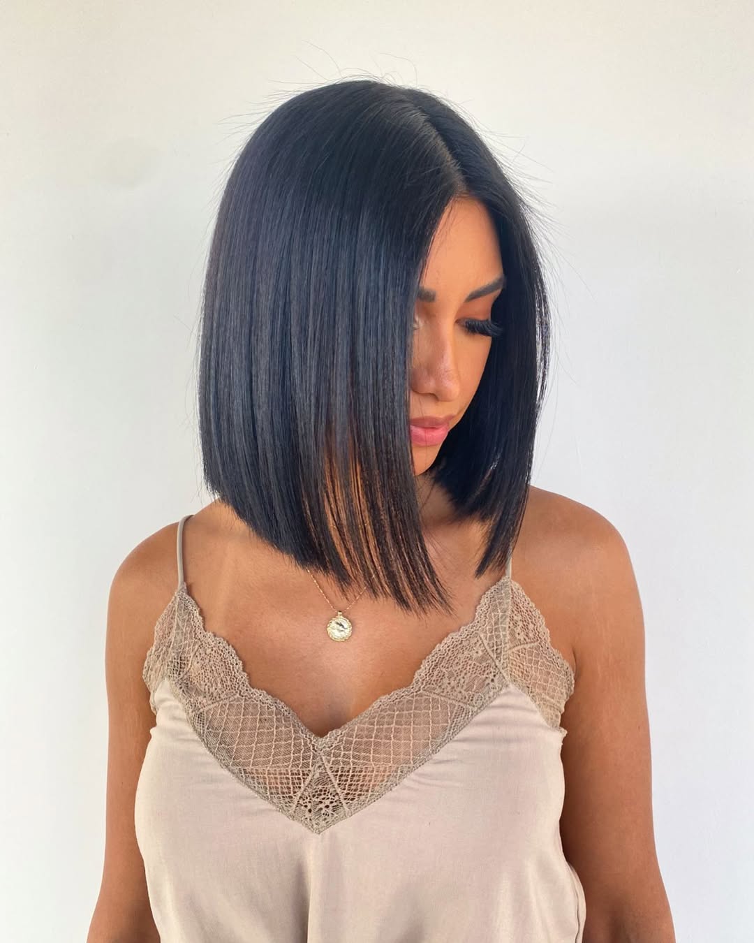 Women's Blunt or Soft Bob Hairstyle for Oval Face