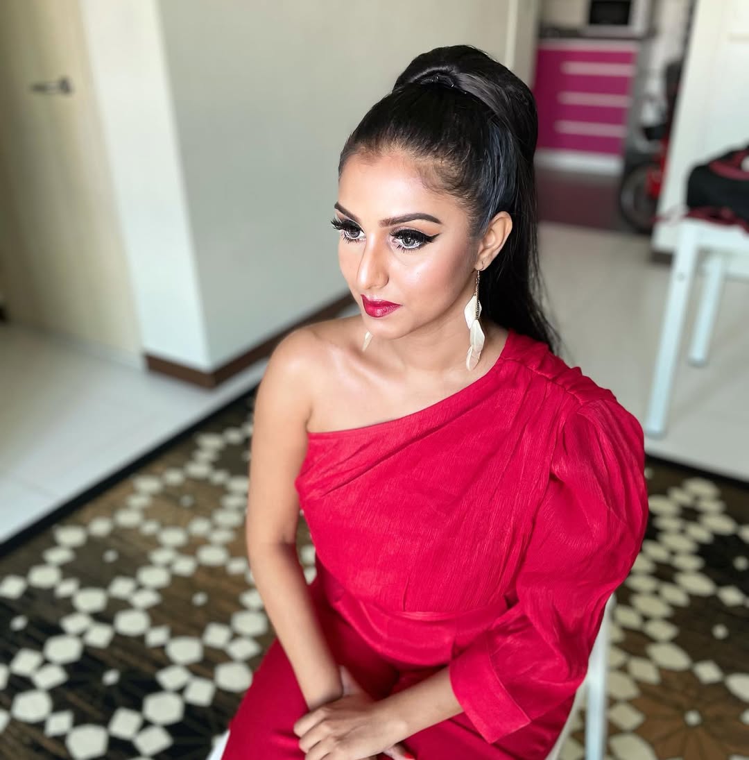 Women High Ponytail Hairstyle for Oval Face