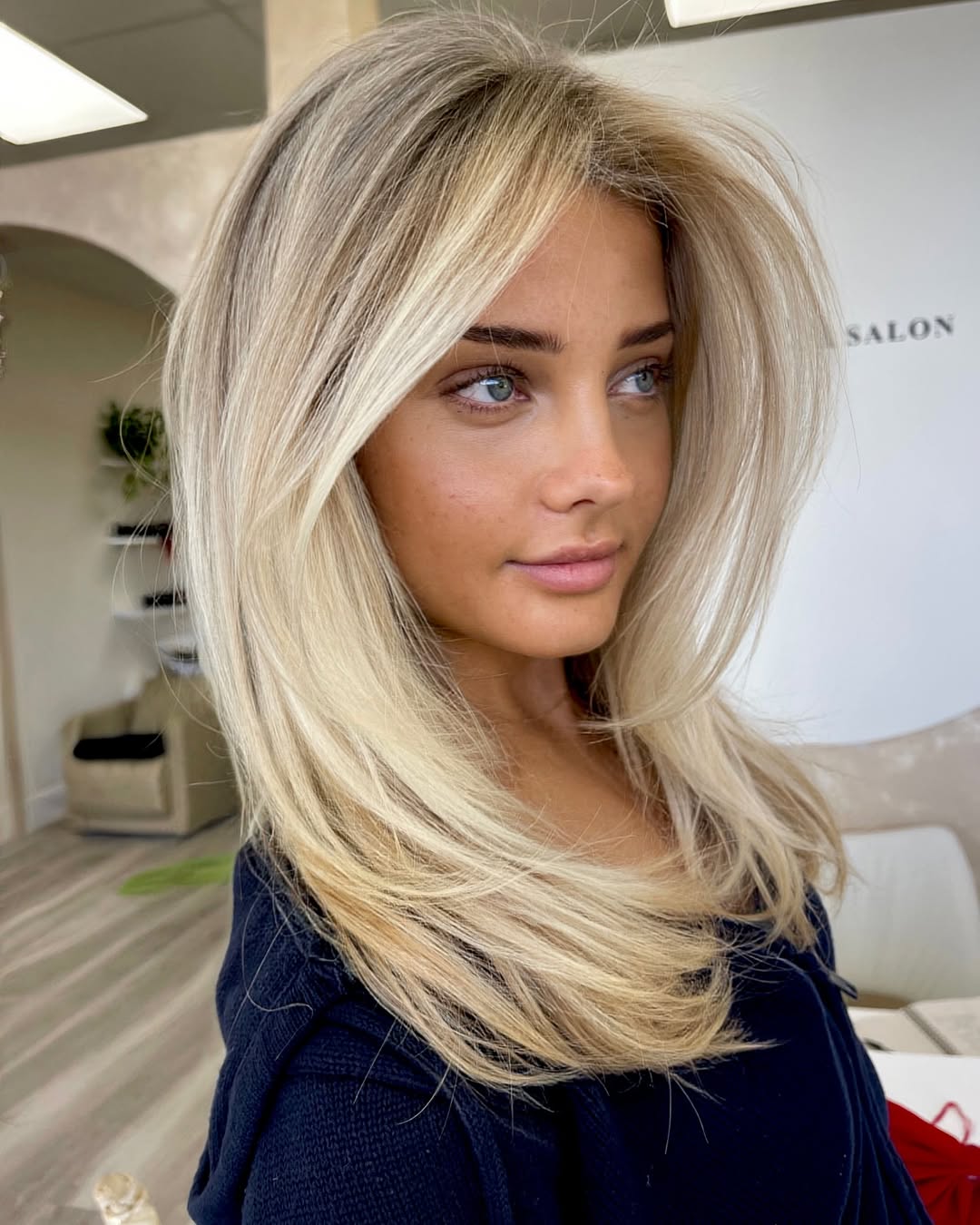 Women's Shoulder-Length Layers Hairstyle for Oval Face