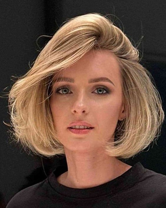 Women Deep Side Part Hairstyle